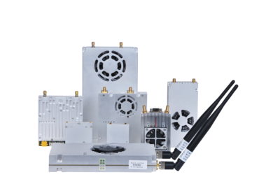 AnyLink-UAV21W-ULS / AnyLink-UAV210W-ULS 强抗干扰三频段无线图传数据链模块 &nbsp;核心特色是将单一工作频段扩展为三个可选频段 三频段支持 (U, L, S)：U、L、S 分别代表 U 波段 (578-614MHz)、L 波段 (1350-1450MHz) 和 S波段 (2200-2270MHz)。这能显著提升抗干扰能力和环境适应性